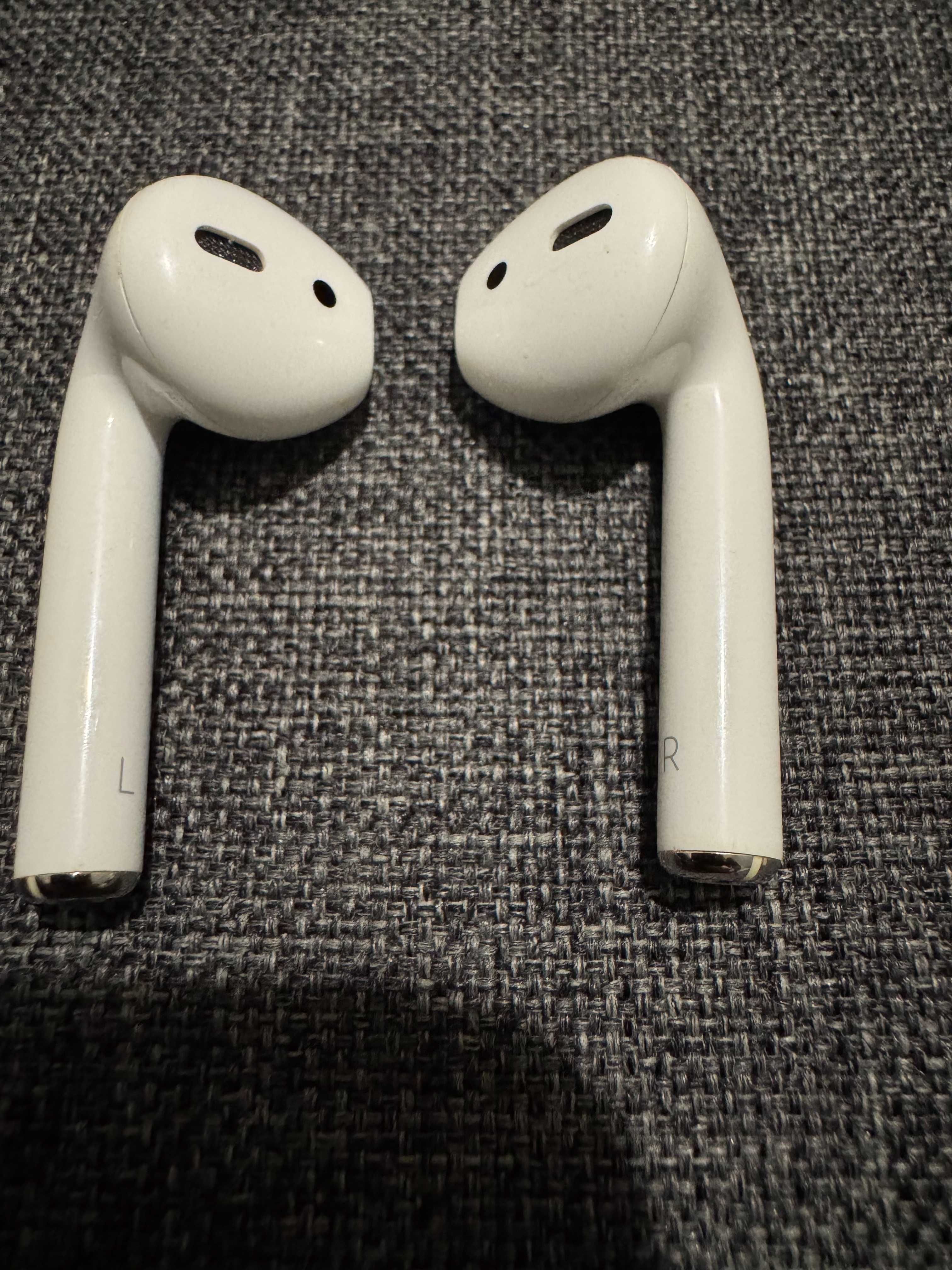 Продам AirPods 1 (первая версия) с дефектом