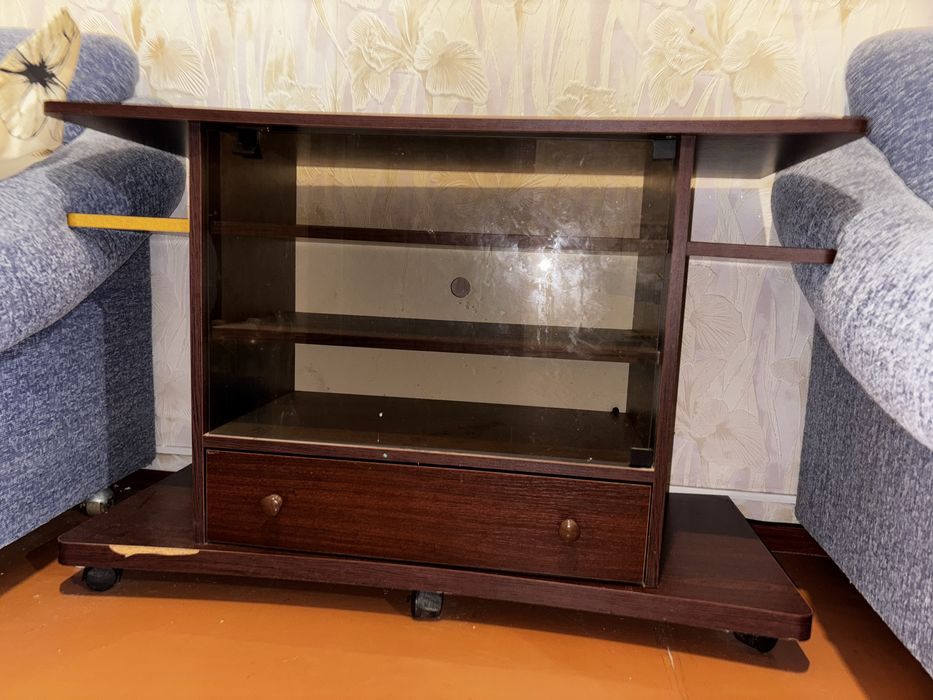 Столик з дверима та шухлядою