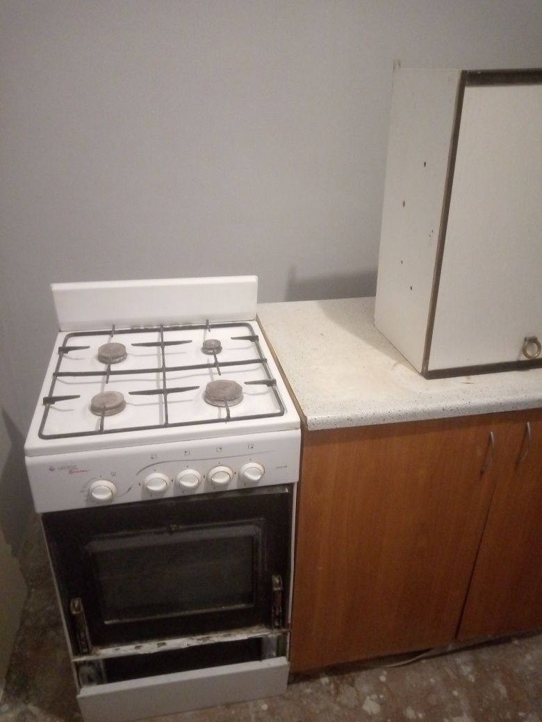 Кухня,кухонні полиці,тумба,газова плита500,матраци ватні. 100грн