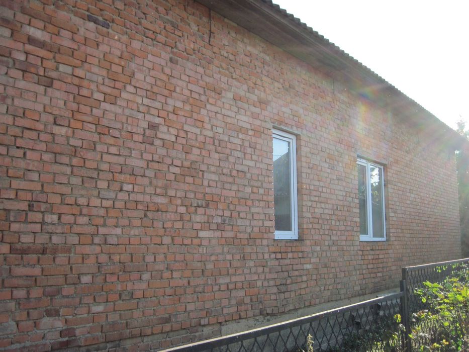 Будинок з господ. будівлями в центрі с. Пишківці Чортківського району