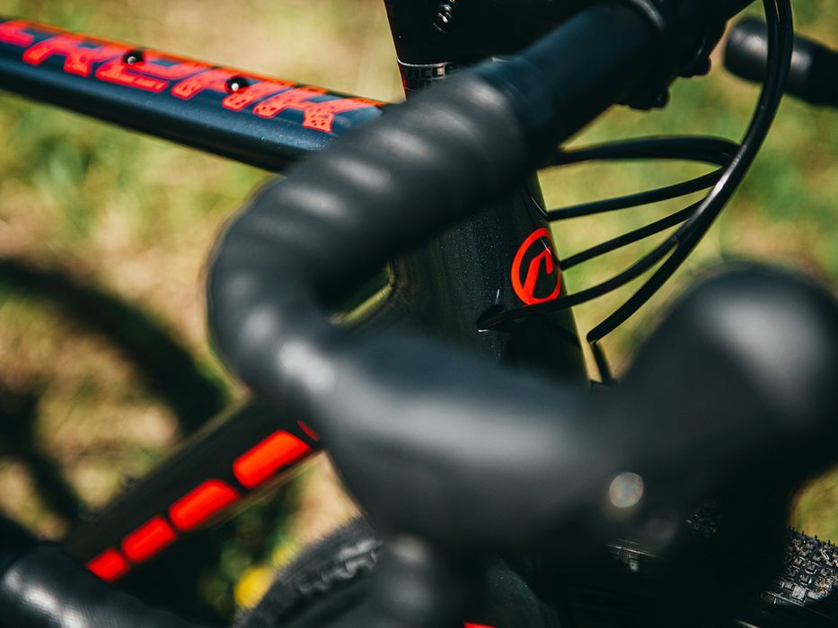 Rower gravel ACCENT FREAK CARBON GRX szaro-czerwony, rozmiary