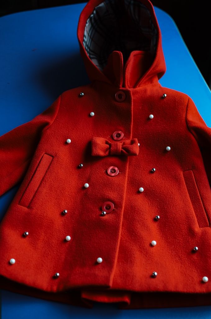 Червоне пальто на дівчинку