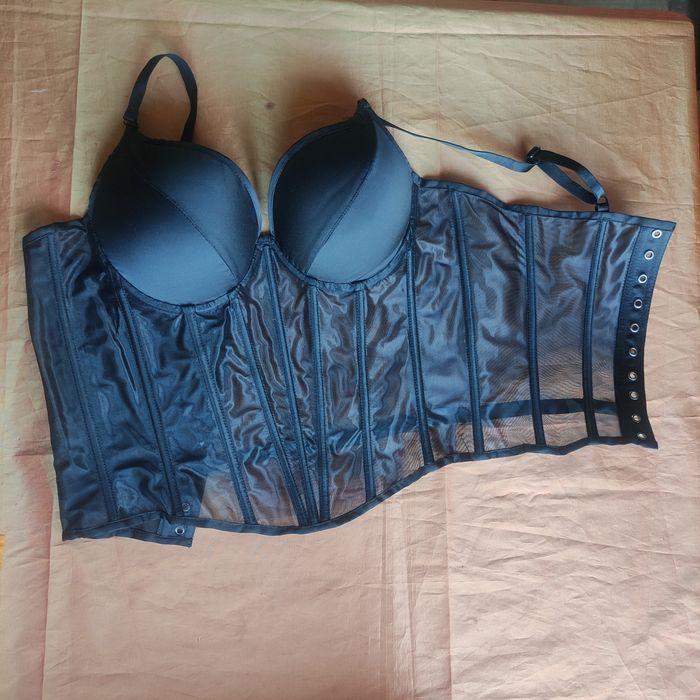 До Гелловіну. Напівпрозорий чорний корсет