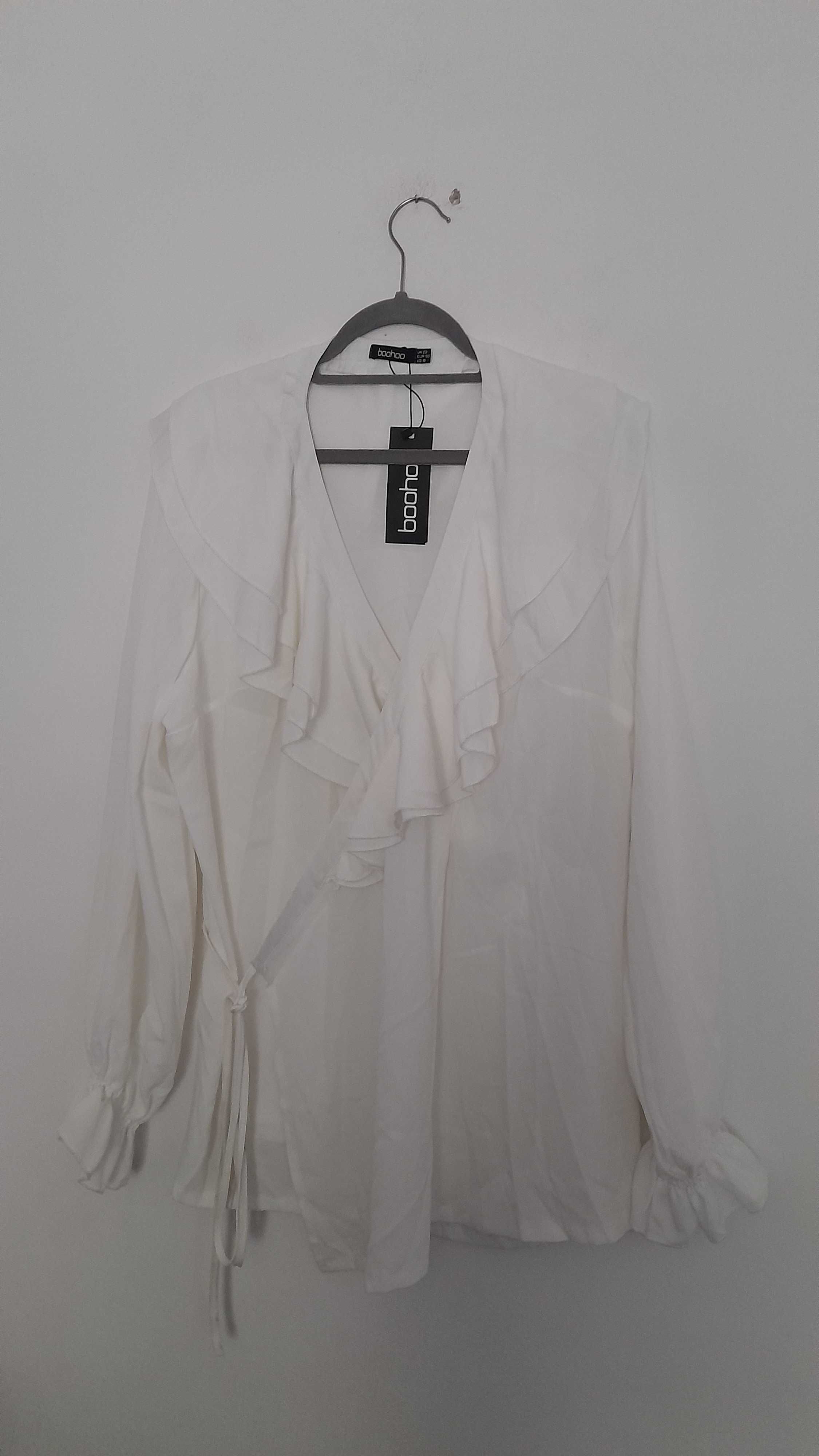 Biała, elegancka kopertowa koszula z falbanami 50
