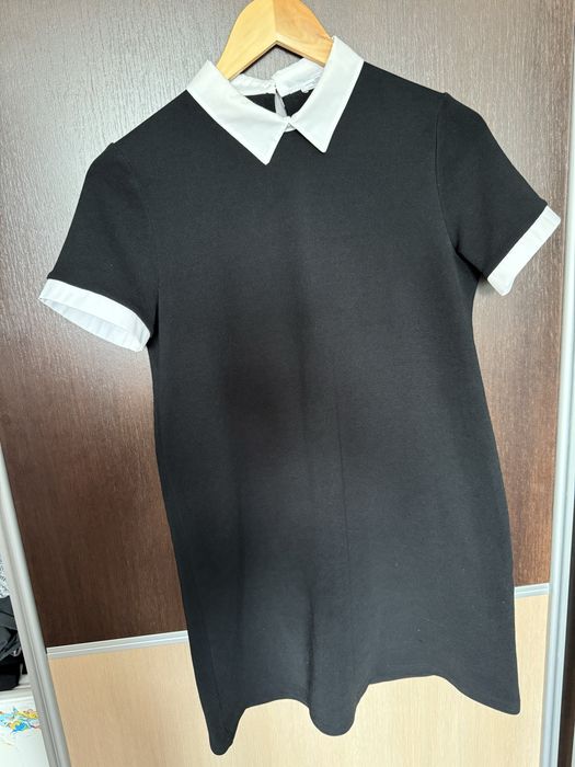 Czarna sukienka elegancka z białym kołnierzykiem Zara S