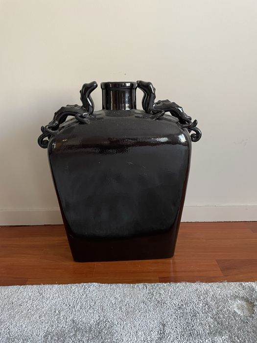 Vaso de cerâmica preto