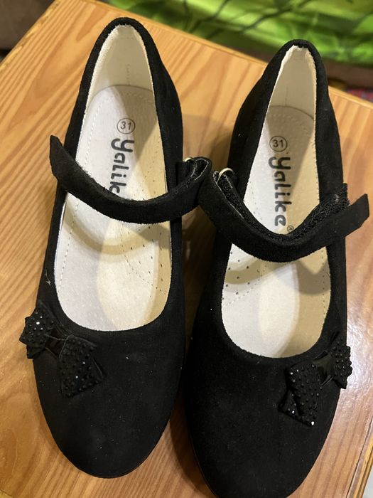 ВІДДАМ взуття на дівчинку