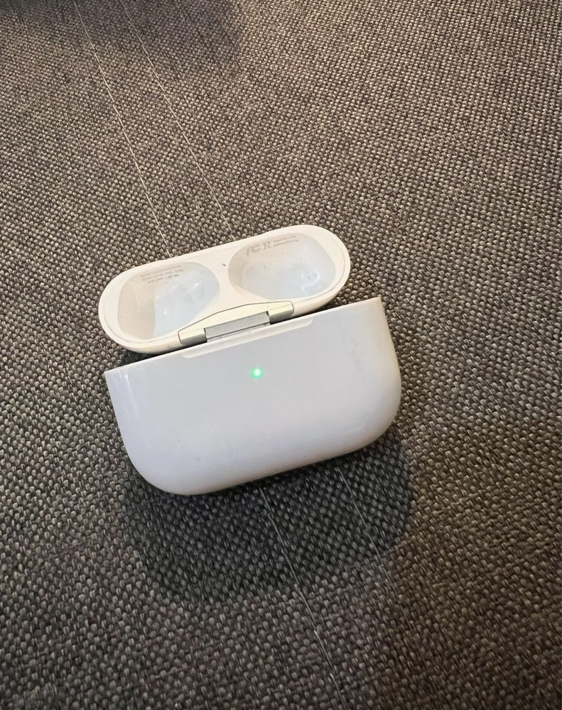 Продам кейс airpods pro original