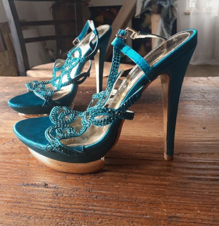 Eleganckie wysokie szpilki z cyrkoniami