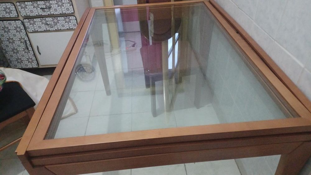 Mesa de madeira nobre vidro semi nova
