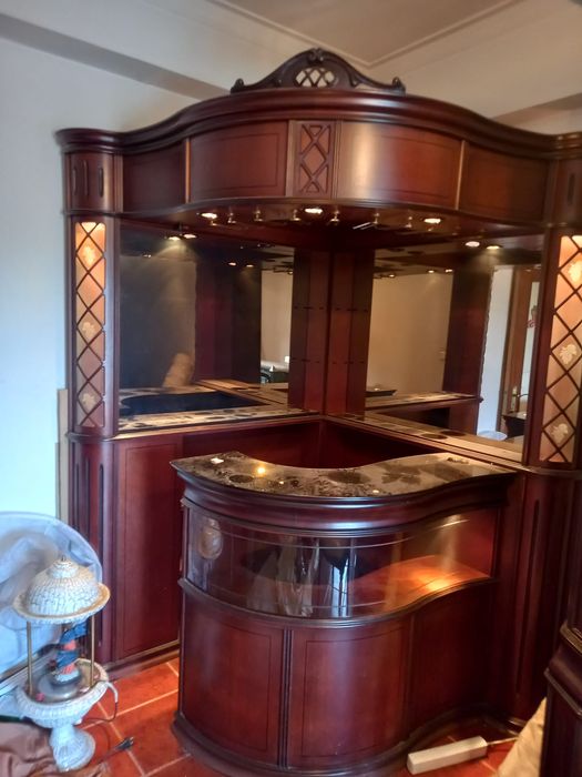 Bar de canto em mogno