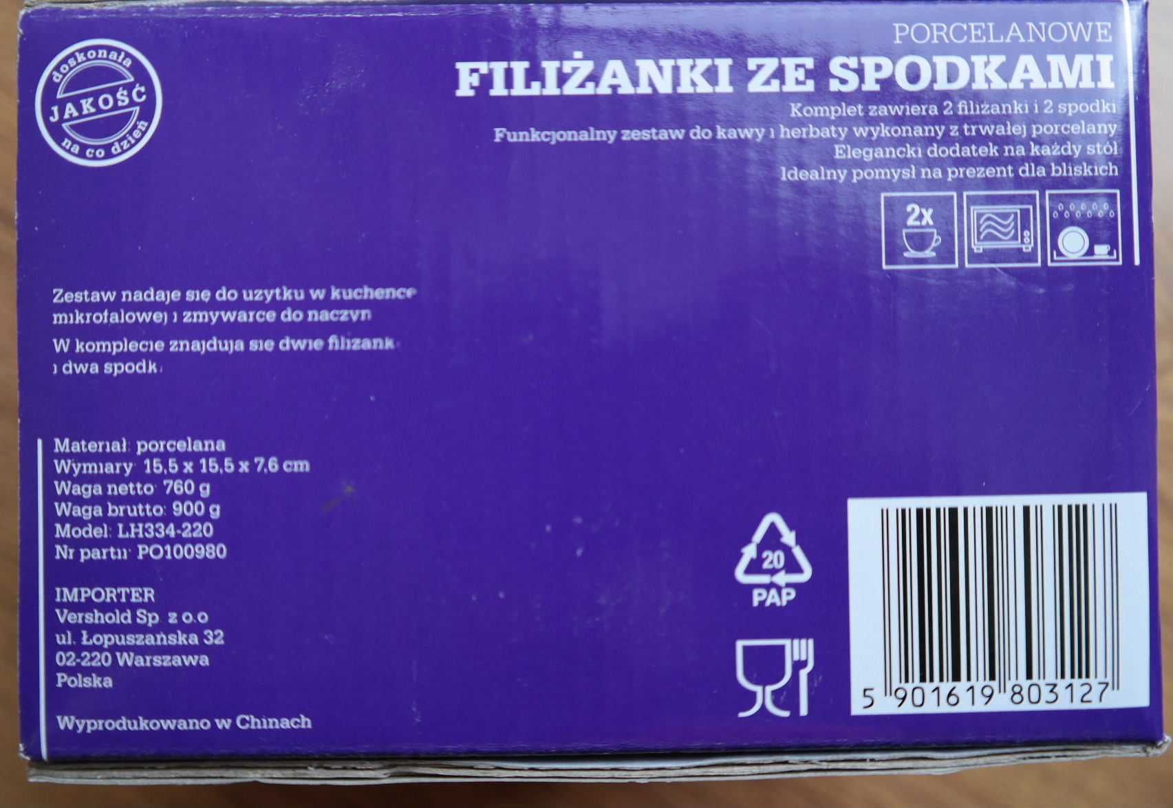 Nowe białe porcelanowe filiżanki ze spodkami