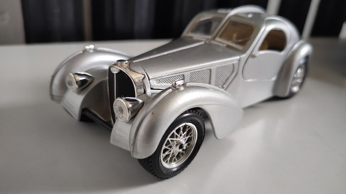 Skala 1:24 Bburago Made In Italy BUGATTI ATLANTIC 1936 .