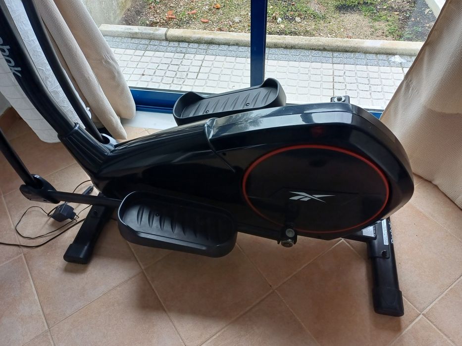 Elíptica Reebok Z9 – Excelente estado / Ideal para treino em casa