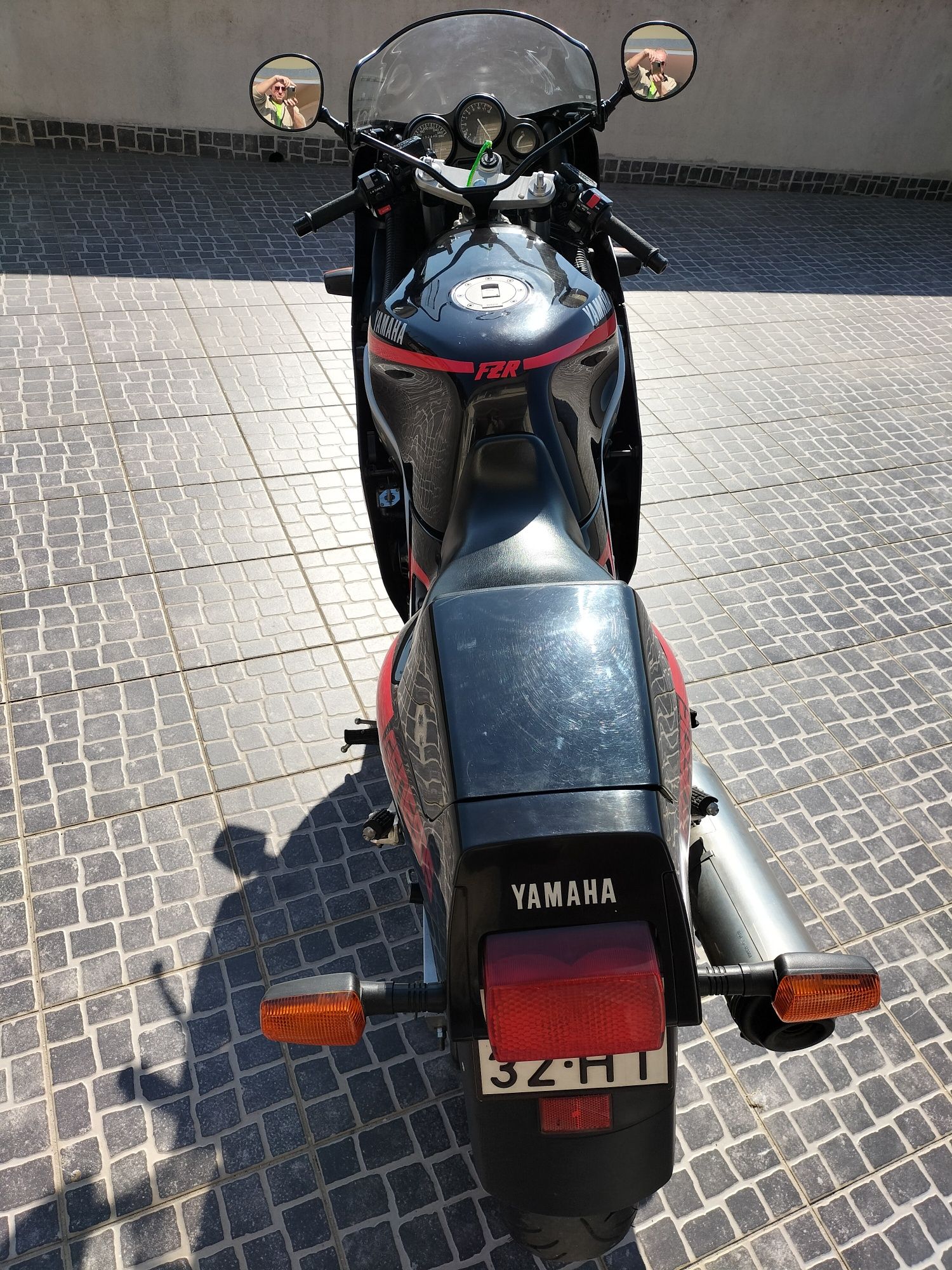 Mota Yamaha FZR 1000