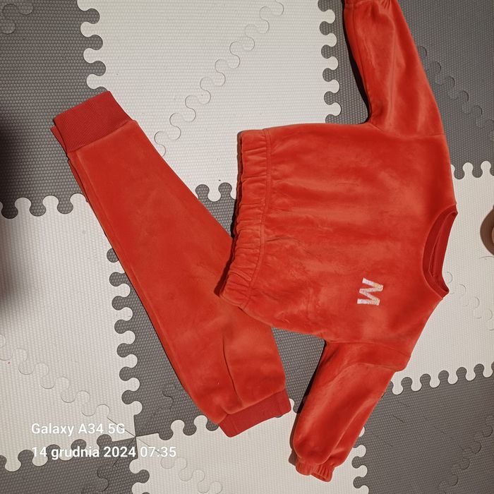 Dres welurowy dla dziewczynki rozm. 98 Reserved