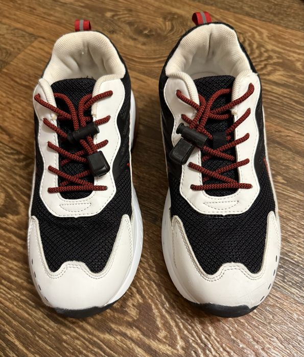 Кросівки Reserved