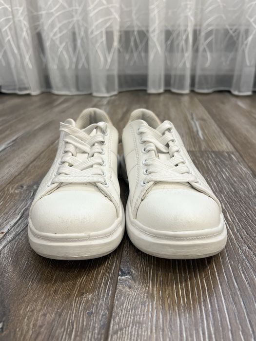 Білі дитячі кросівки