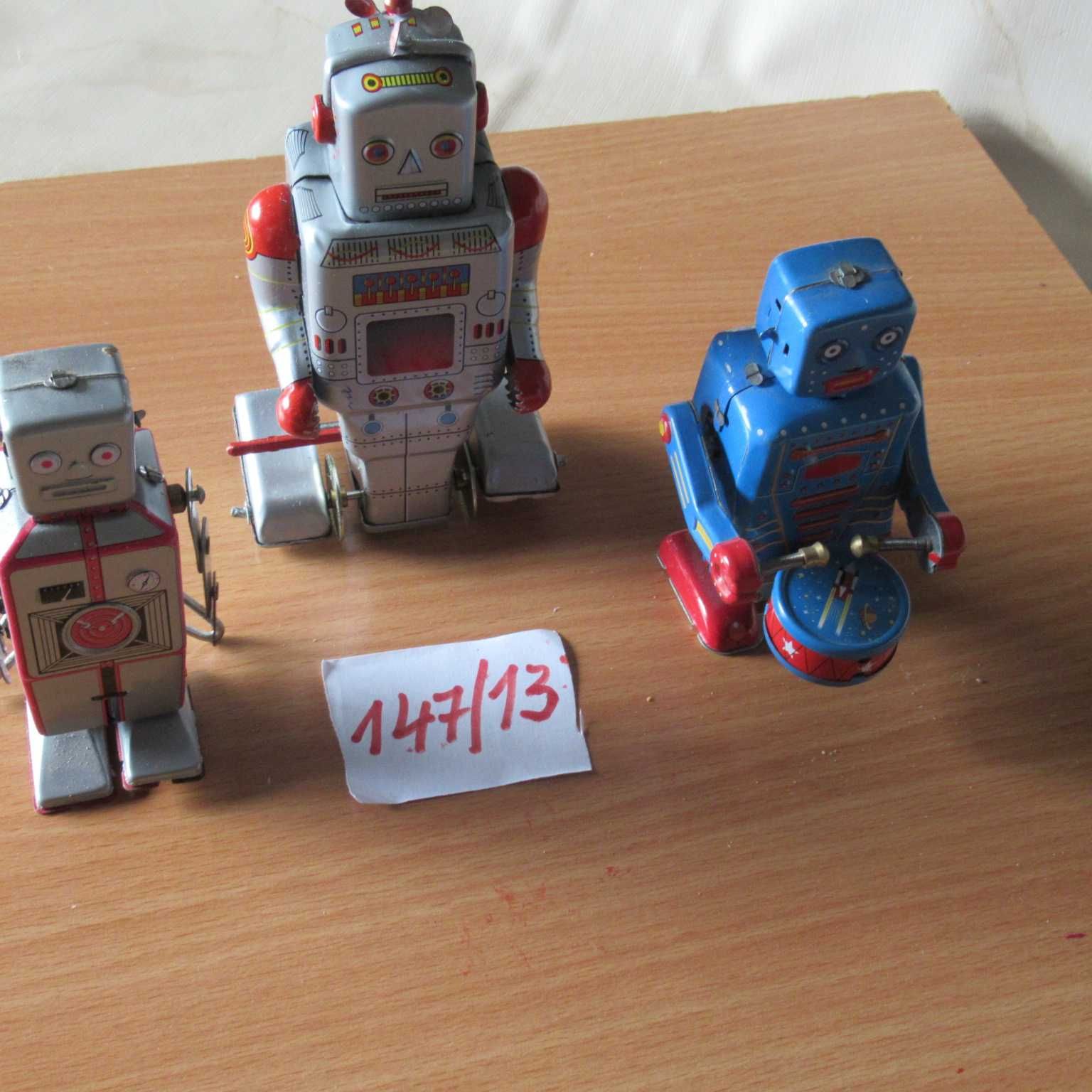147/13) --- 3 robôs em folha lata antigos c/corda a funcionar