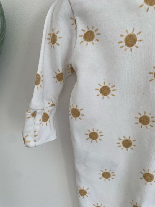 Pajac next 56 biały w beżowe słoneczka jak newbie