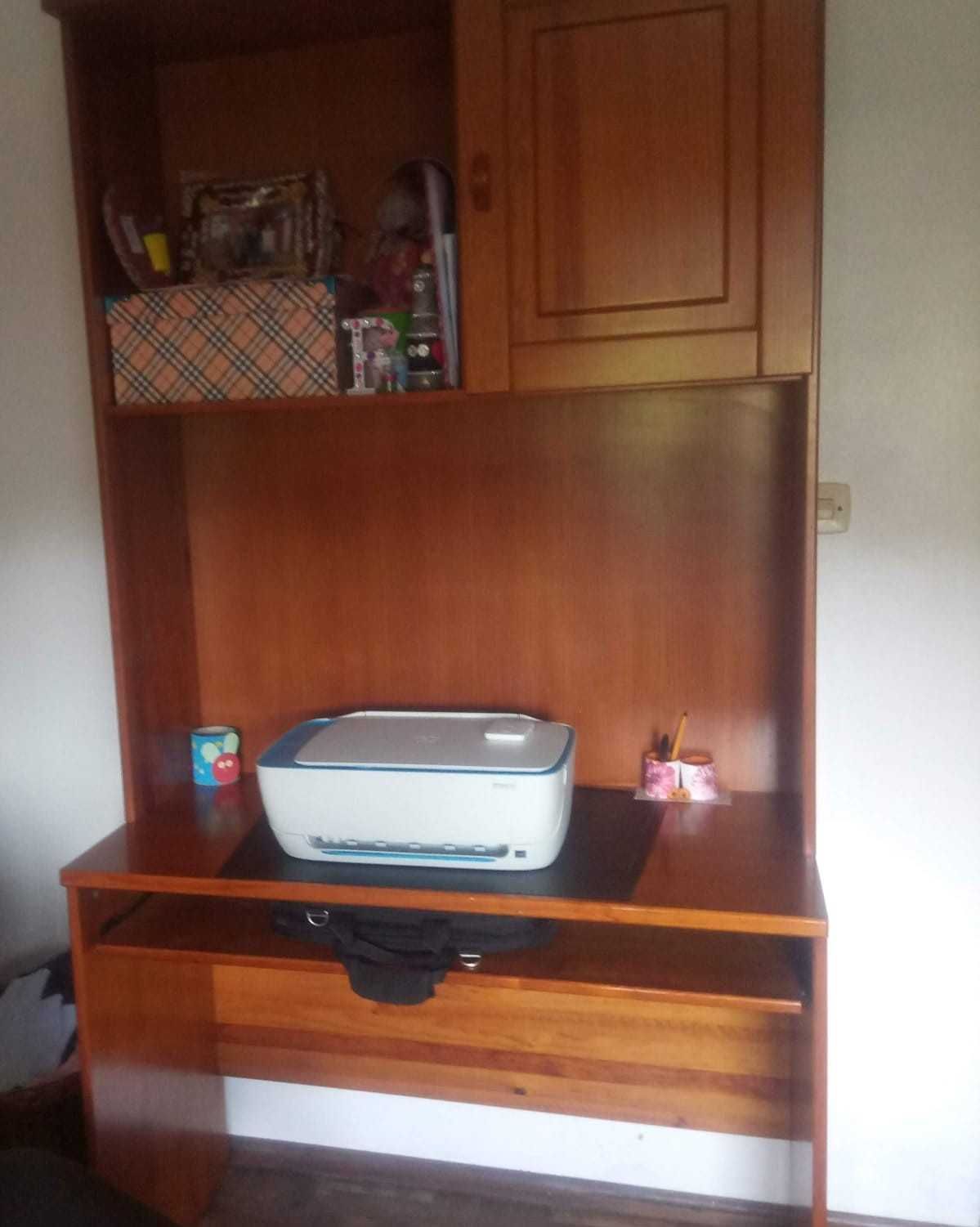 Vendo Cama de solteiro dupla com colchão e escrivaninha.