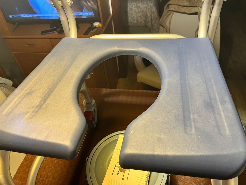 Cadeira Sanitária e de Banho com Rodas