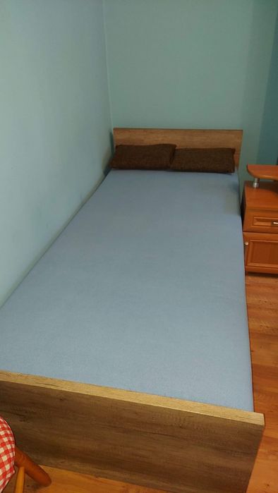 Łóżko, tapczan z materacem