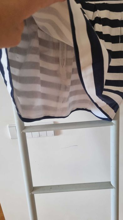 Saia às riscas azuis e  brancas