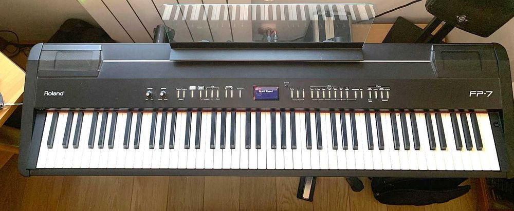 Piano Digital Roland FP-7 – Excelente Estado + Acessórios