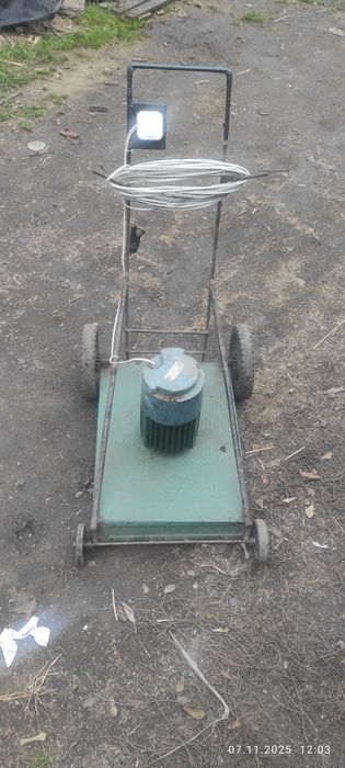 Продам газонокосилку робочу