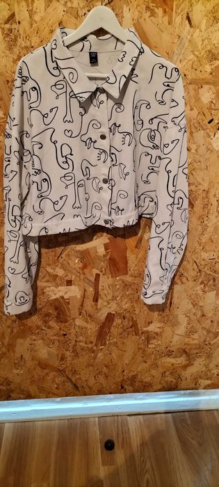 Casaco branco e preto tipo blusão