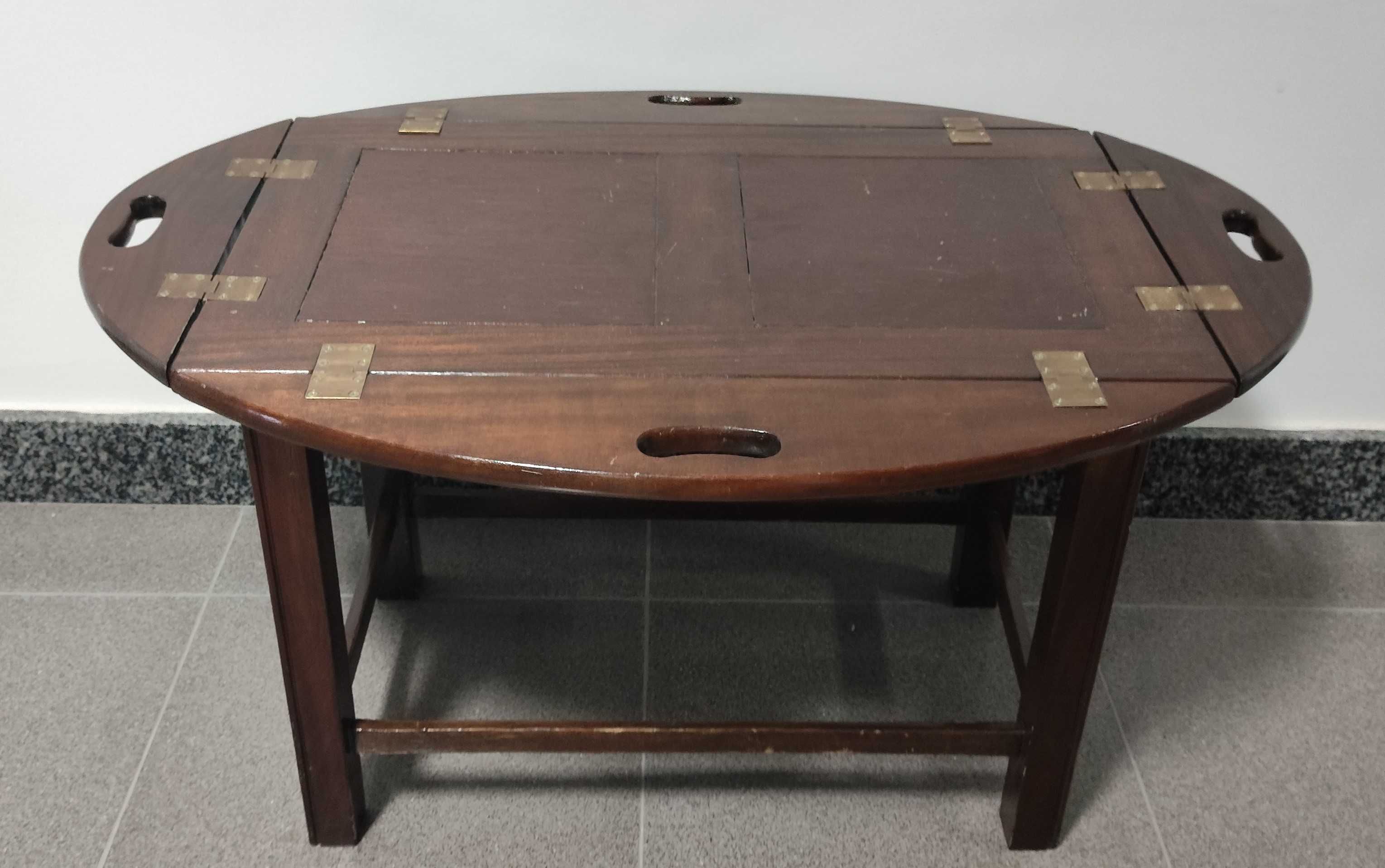 Mesa de apoio com tabuleiro removível