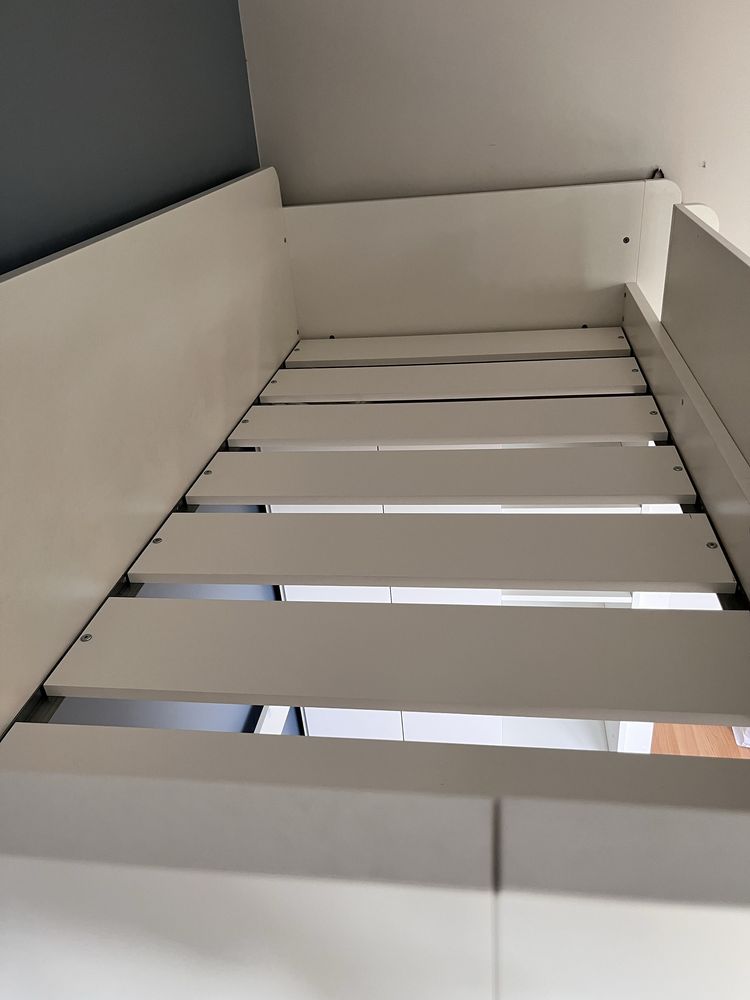 IKEA SMÅSTAD - Łóżko piętrowe z materacem i szafą - białe