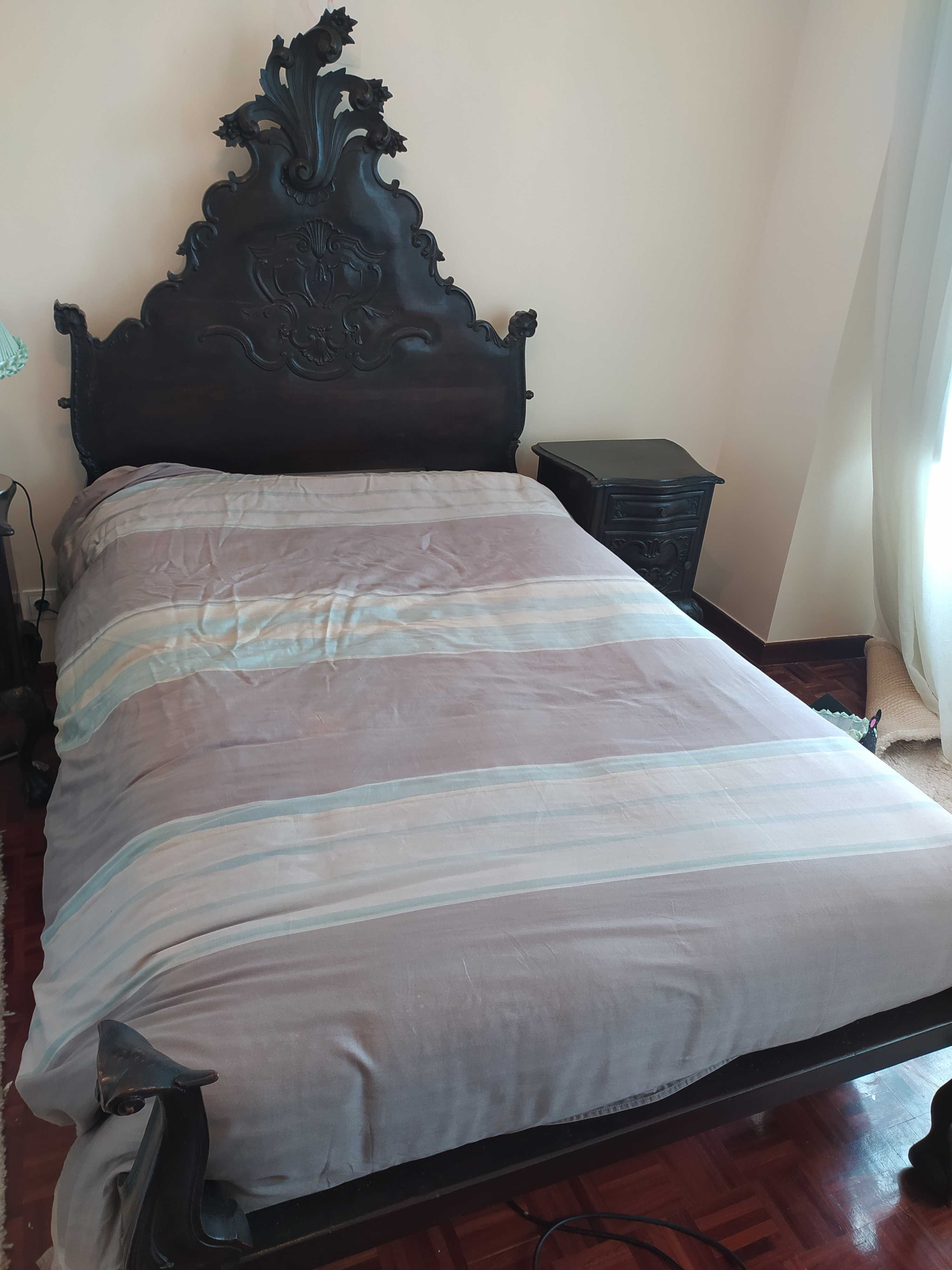 Cama em pau preto + colchão + 2 mesas cabeceira