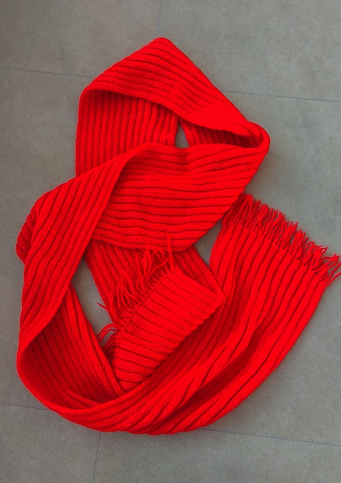 Красный тёплый шарф.