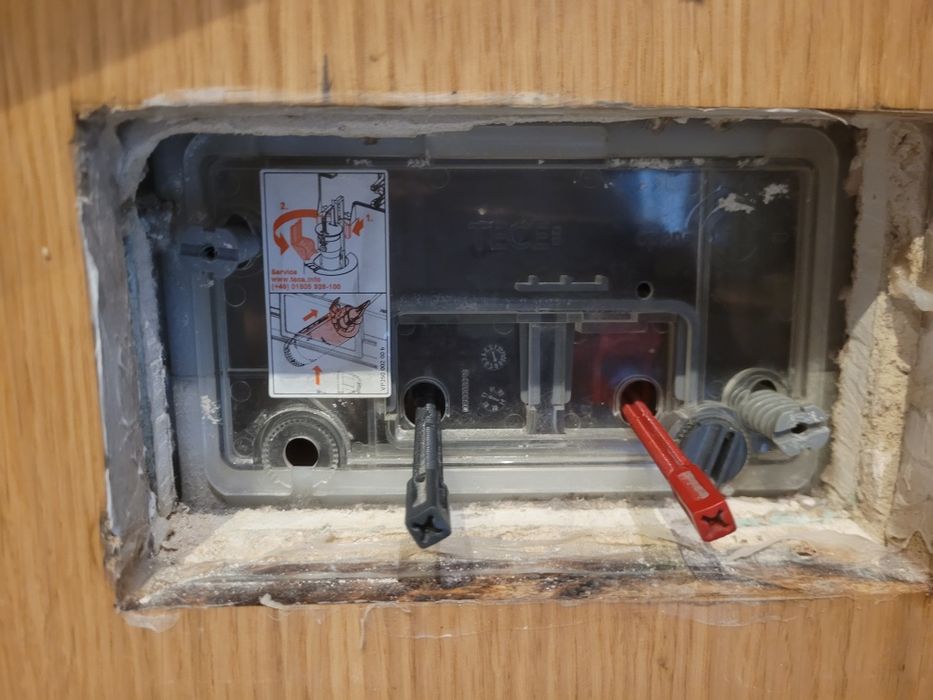 Hydraulik naprawa spłuczki podtynkowej wymiana syfonu przegląd kamera