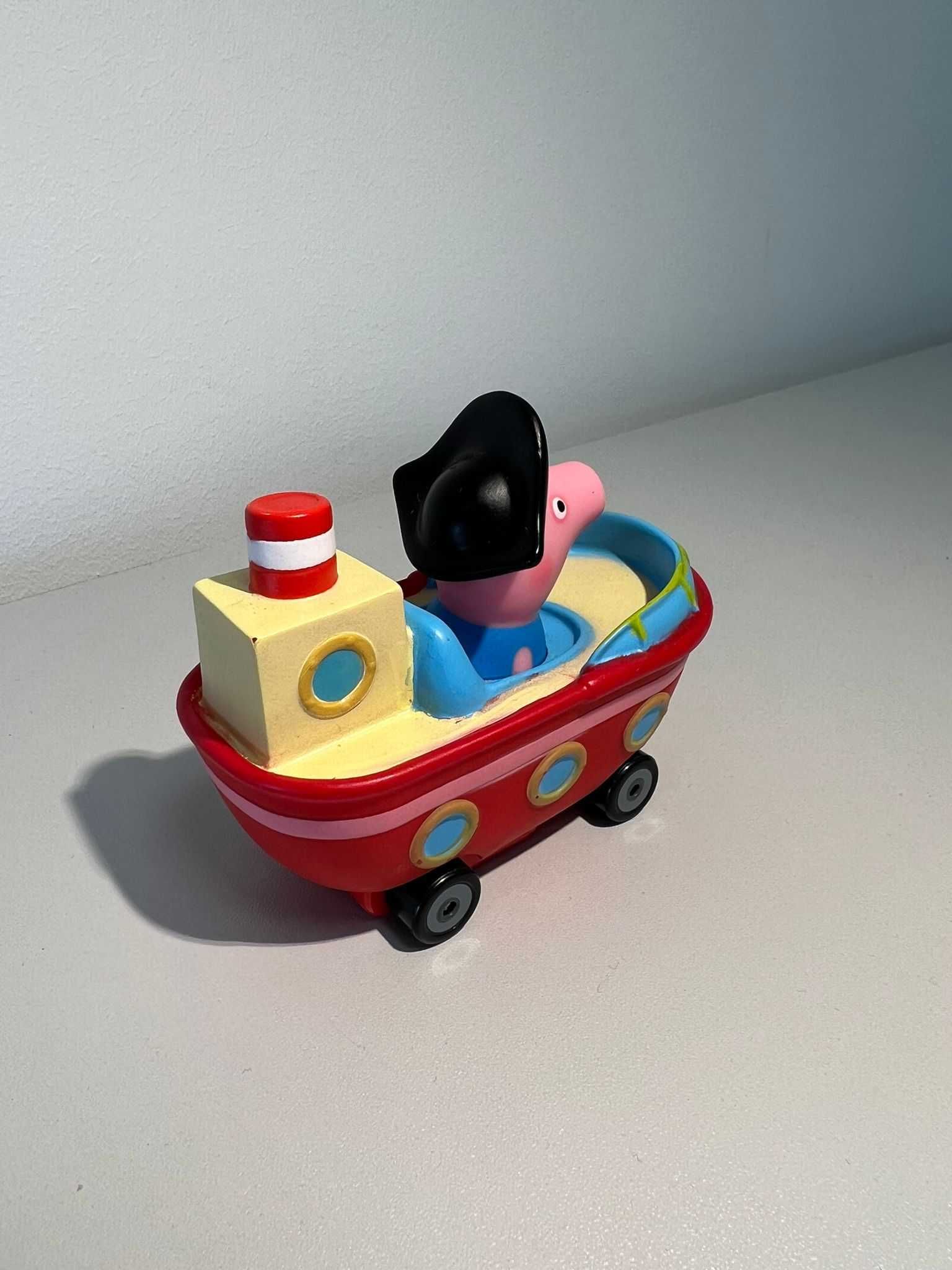 Pojazd z figurką Świnka Pepa *Świnka Pepa* w statku - Hasbro