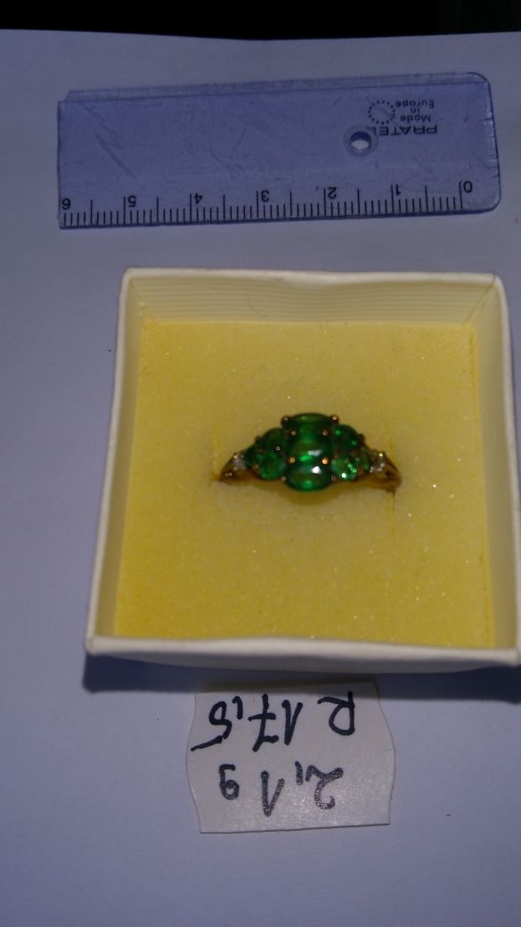 Pierścionek złoty z diamentami i szmaragdami w cenie 5500 zł
