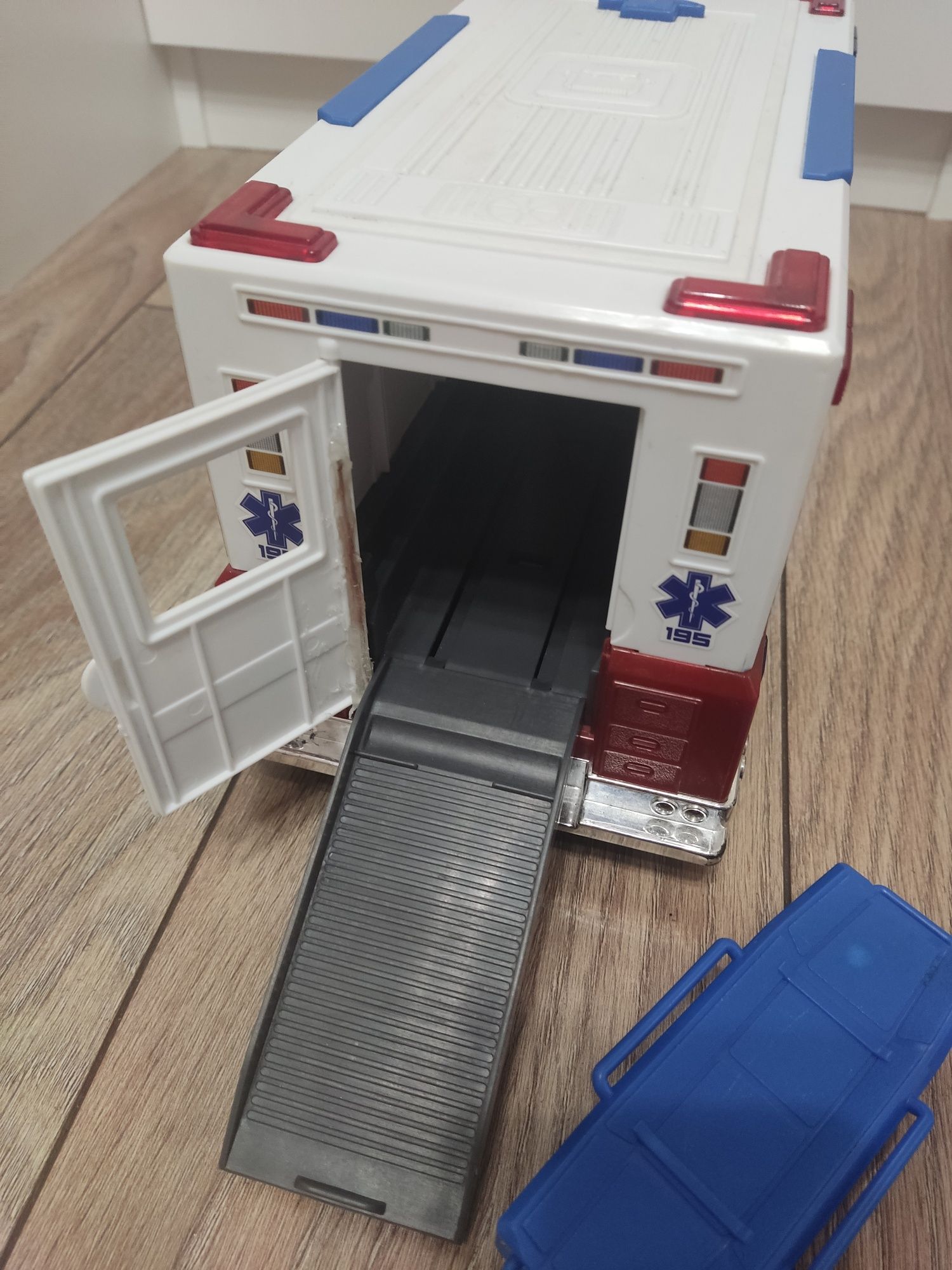 Ambulans Dickie Toys Action