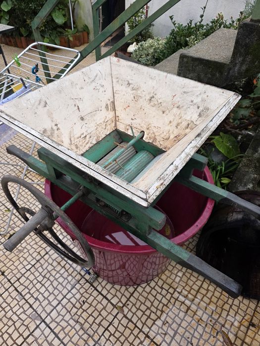 Vendo esmagadora e cesto de 350 litros