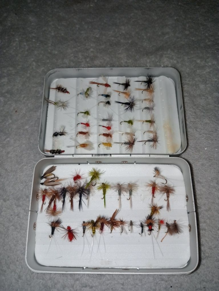 Caixa cheia de anzóis de pesca