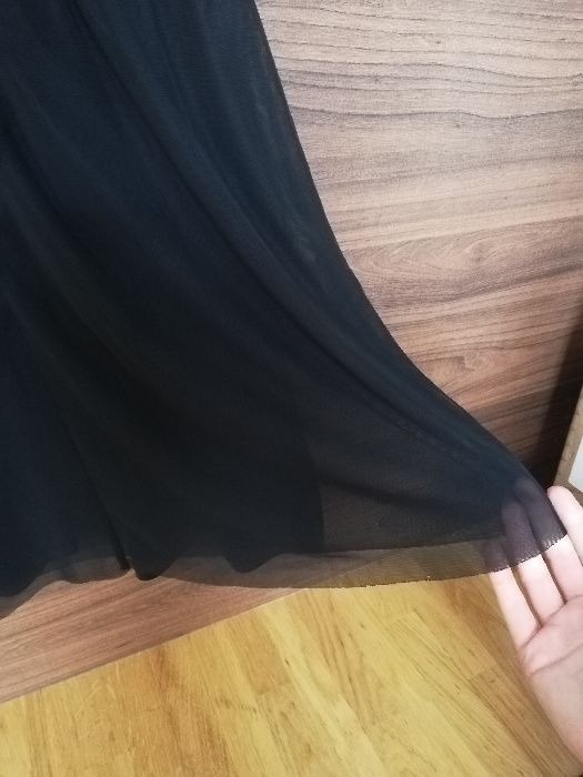 Czarna sukienka z siateczką nad biustem