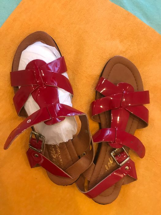 Босоніжки нові , лак, р.39