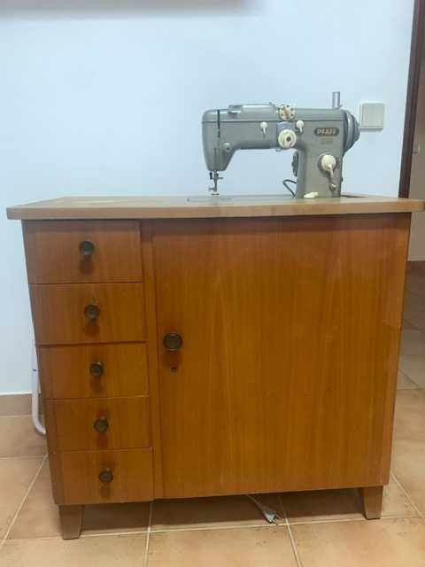 Máquina de costura PFAFF 230 automatic com movel