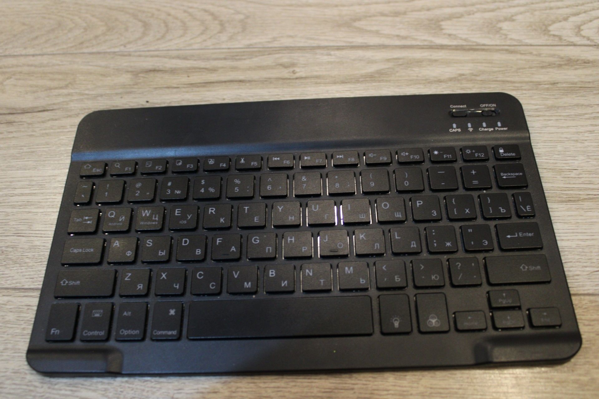 Bluetooth Клавіатура Підходить як для телефону та компютера RGB світло