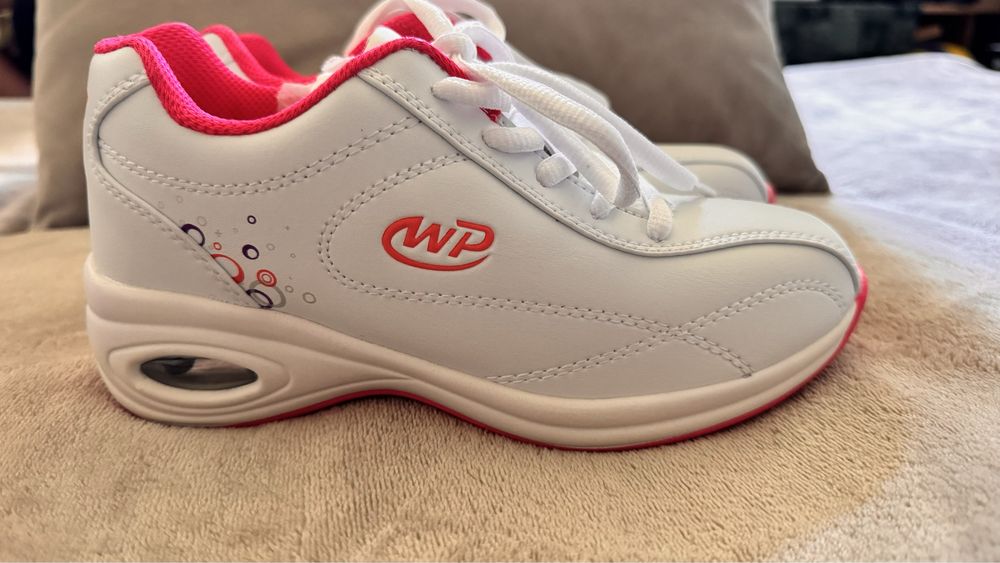 Мініатюрні кросівки на делікатну ніжку