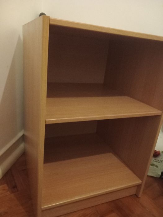 Mesa de cabeceira ou móvel de apoio