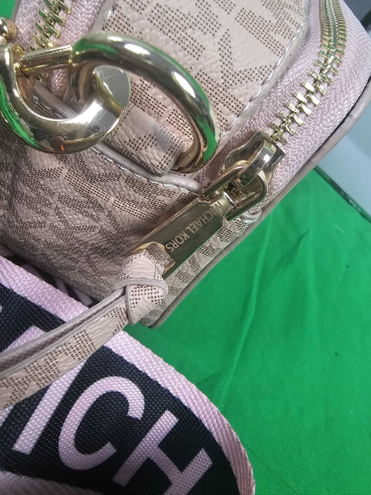 torebka kuferek monogram Michael Kors Torba Hit pudrowy pasek Premium