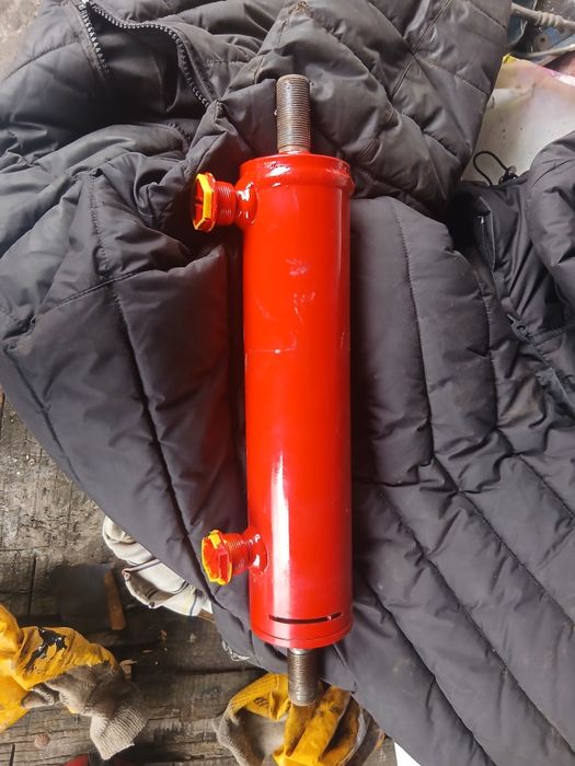 Циліндер поворотний комбайна нива.