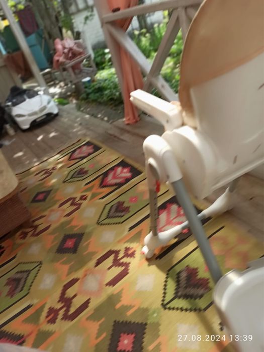 Дитяче крісло для годування